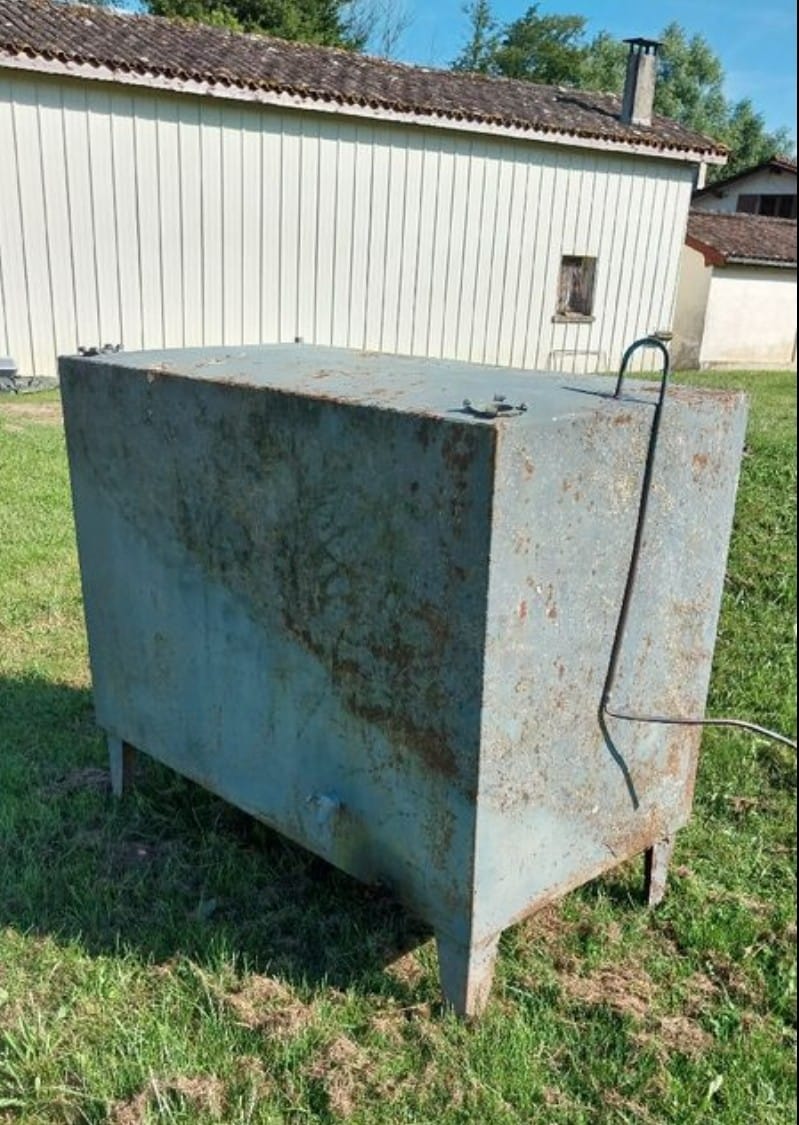 Cuve métallique à récupérer